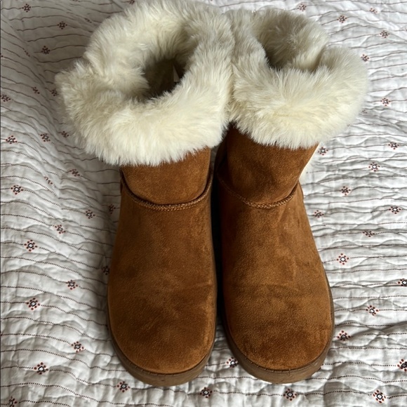 Cozy Tan Suede Ugg Style Boots with Faux Fur Lining size 8 - Picture 1 of 7